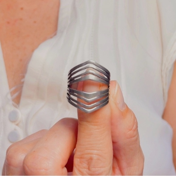 NWT Silver Stainless Steel Ring, Unisex Geometric Laser Cut Pattern Size 9 - Picture 15 of 16